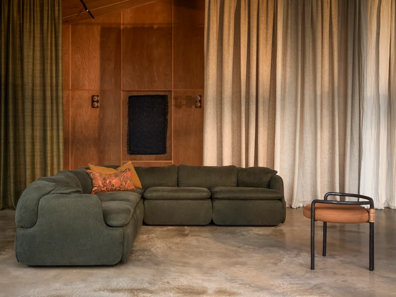 Confidential Sofa, herstoffeerd door Cammers