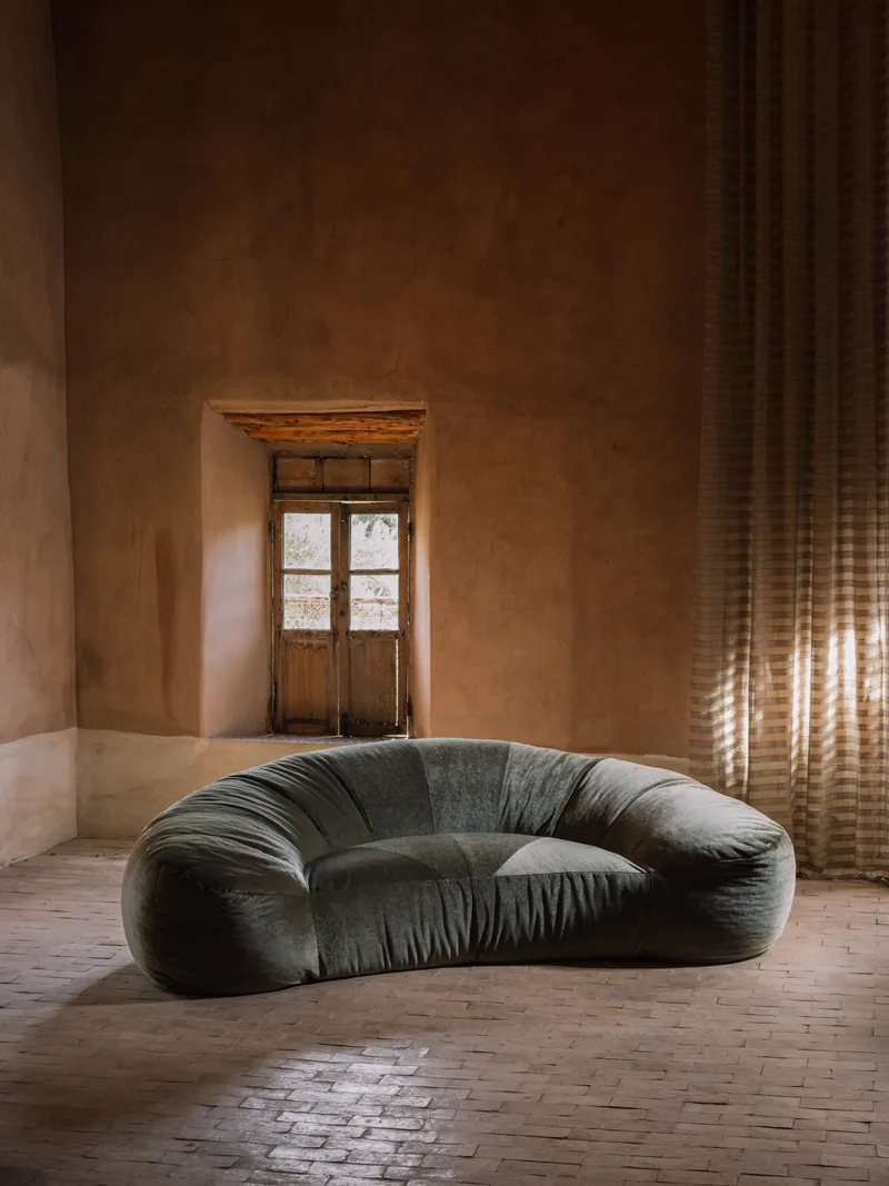 Croissant Sofa, herstoffeerd door Cammers