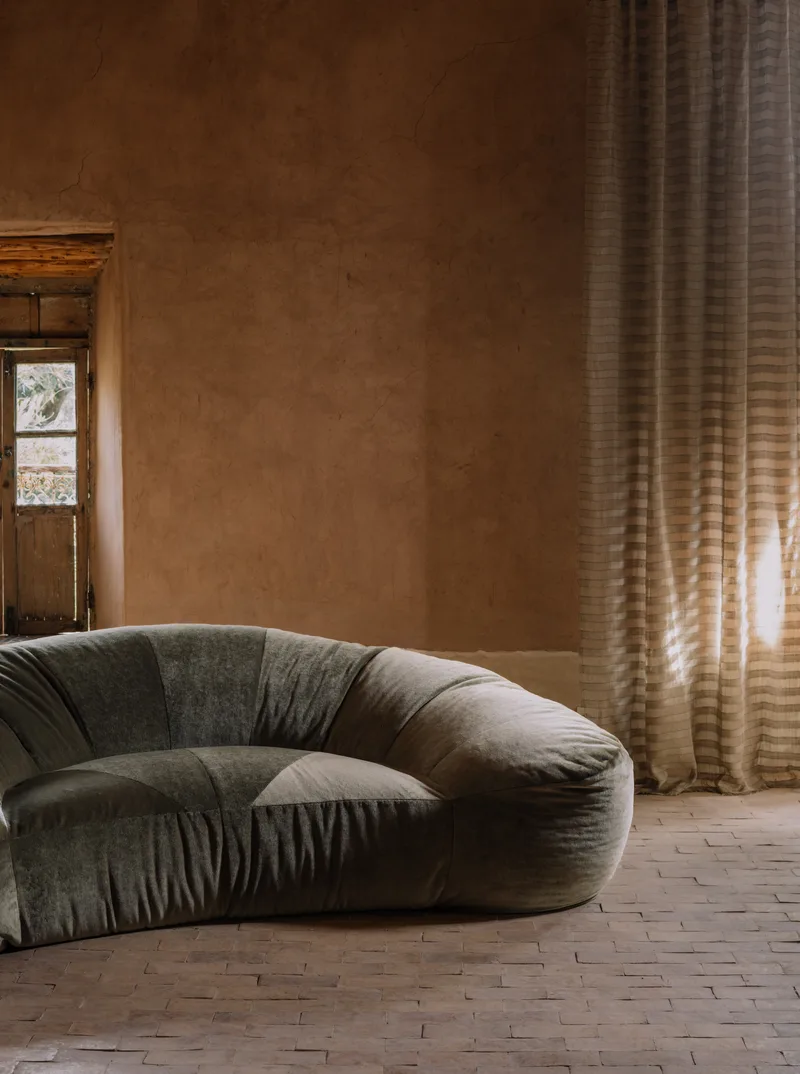 Croissant Sofa na de herstoffering, beeld 2