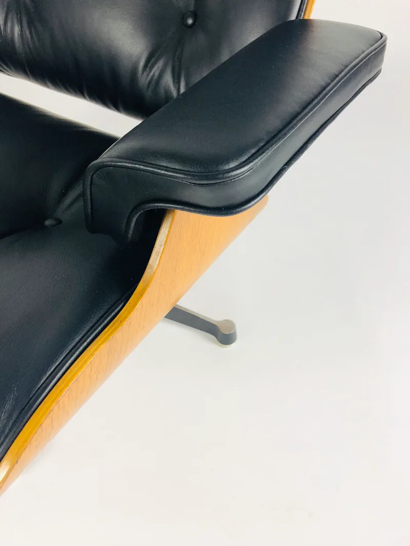 Eames Lounge Chair en Ottoman, herstoffeerd door Cammers