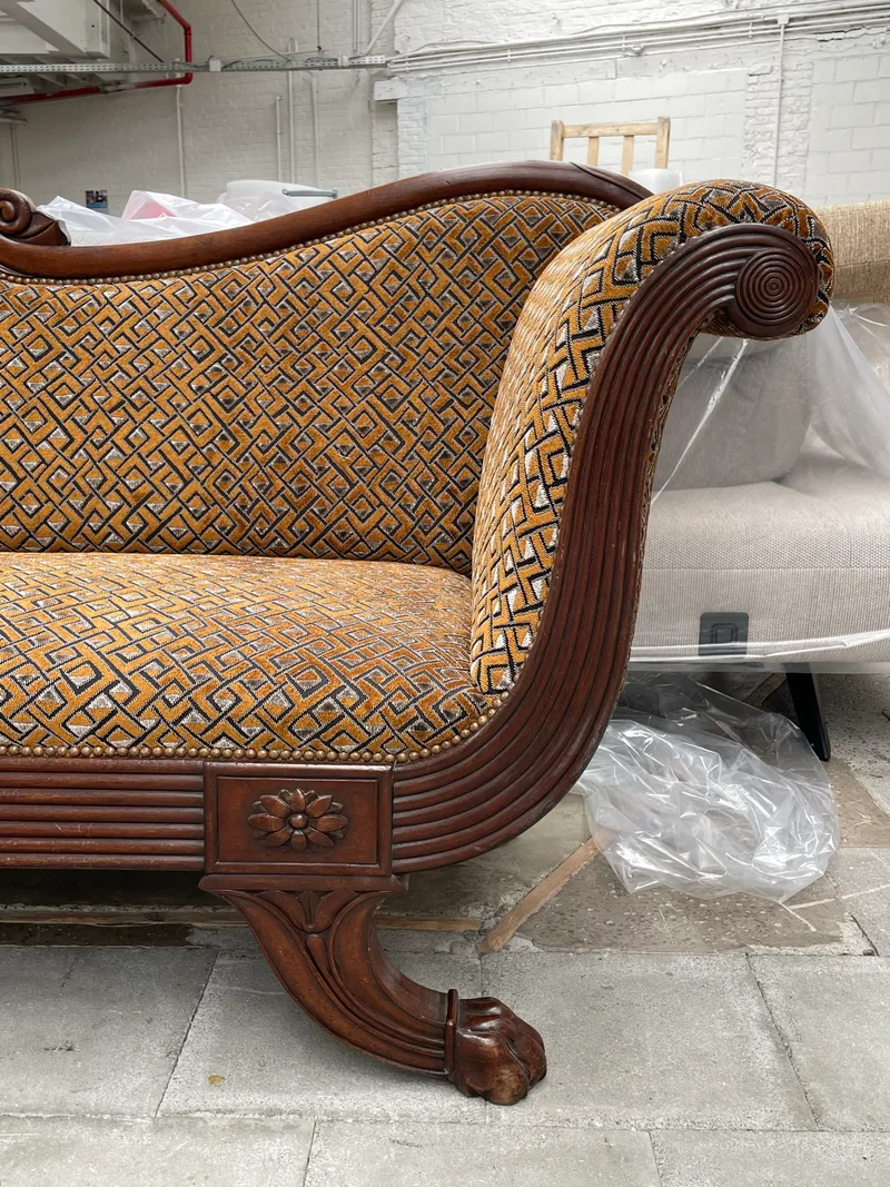 Empire sofa na de herstoffering, beeld 2