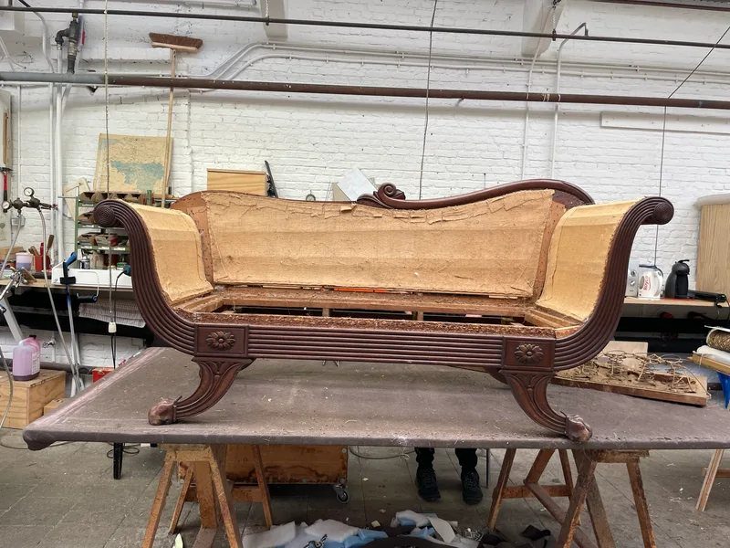 Empire sofa voor de herstoffering, beeld 1