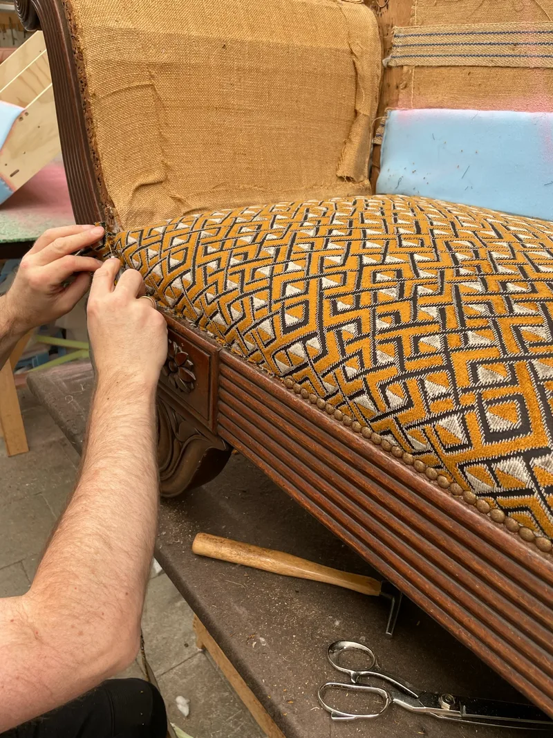 Empire sofa voor de herstoffering, beeld 2