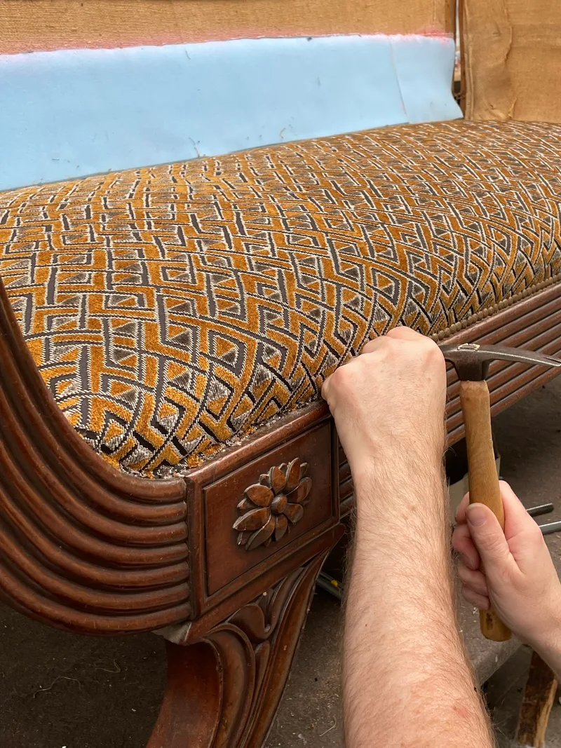 Empire sofa voor de herstoffering, beeld 3