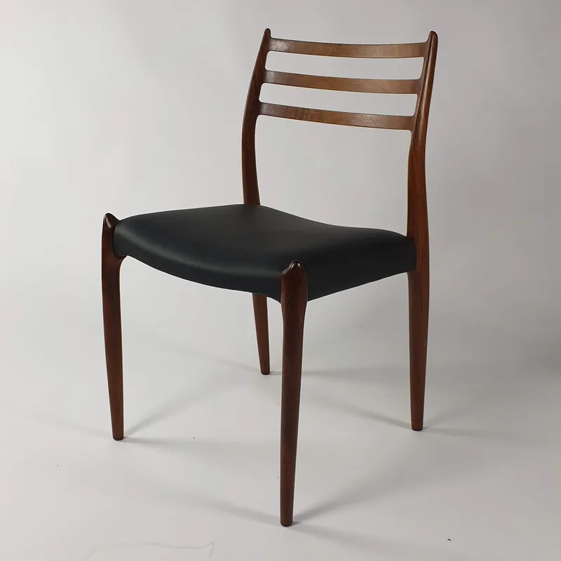 Niels Otto Møller vintage chairs na de herstoffering, beeld 3
