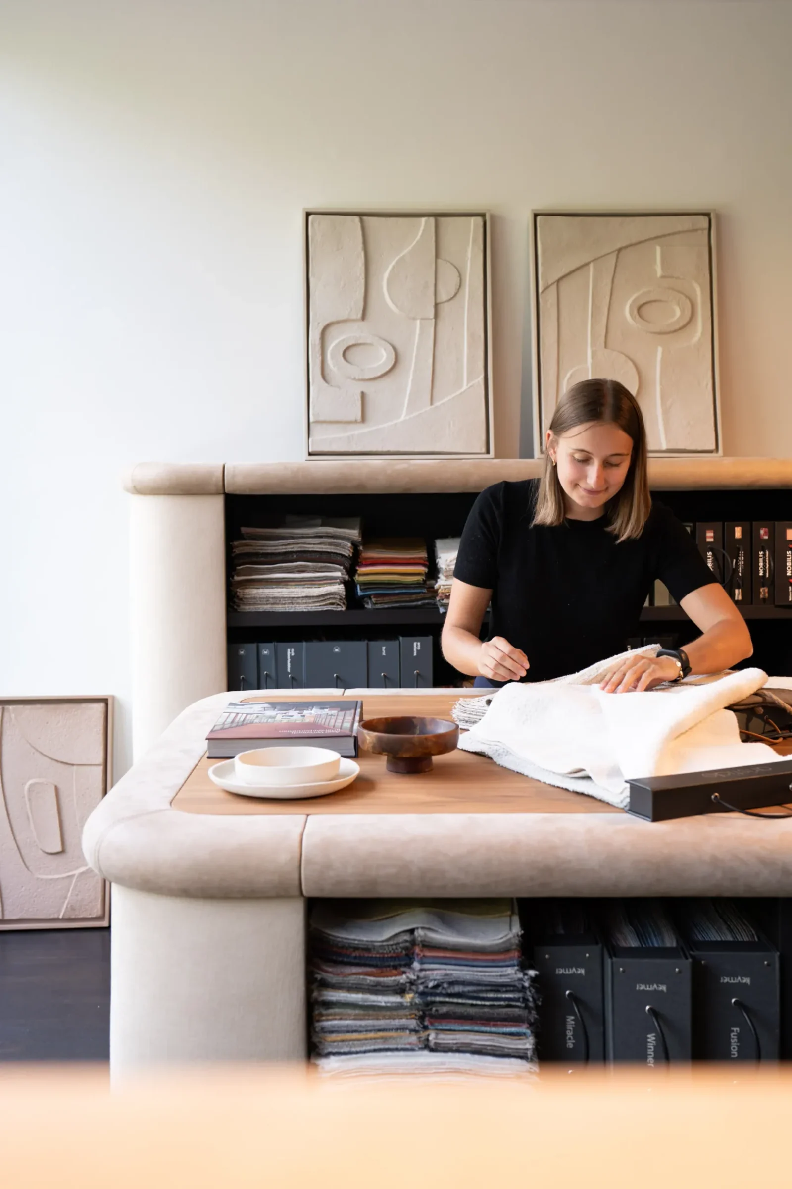 Stof- en lederstalen kiezen in de showroom van Cammers