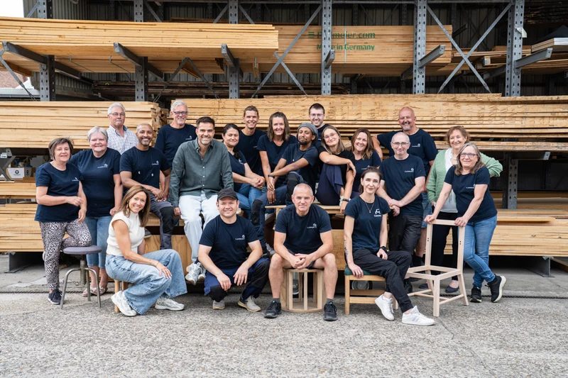 Het team van Cammers in de houtopslag van het atelier in Mechelen