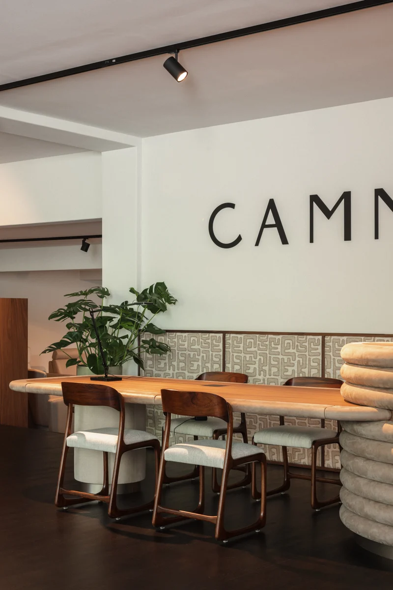 De showroom van Cammers in Mechelen, met vergadertafel en stoffenrollen