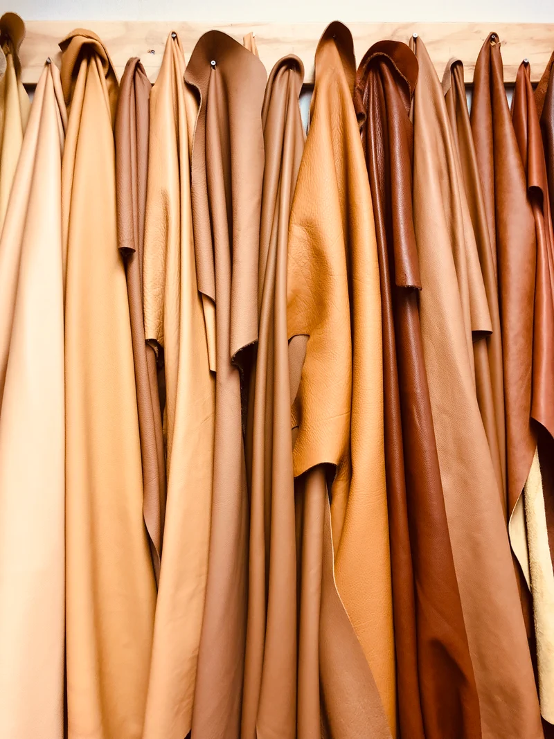 Lederen vellen in verschillende kleuren in het atelier van Cammers