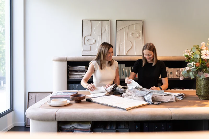 Stoffen en stalen kiezen aan de tafel in de showroom van Cammers