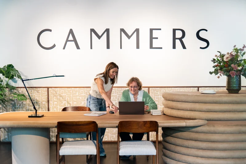 Advies aan de grote tafel in de showroom van Cammers
