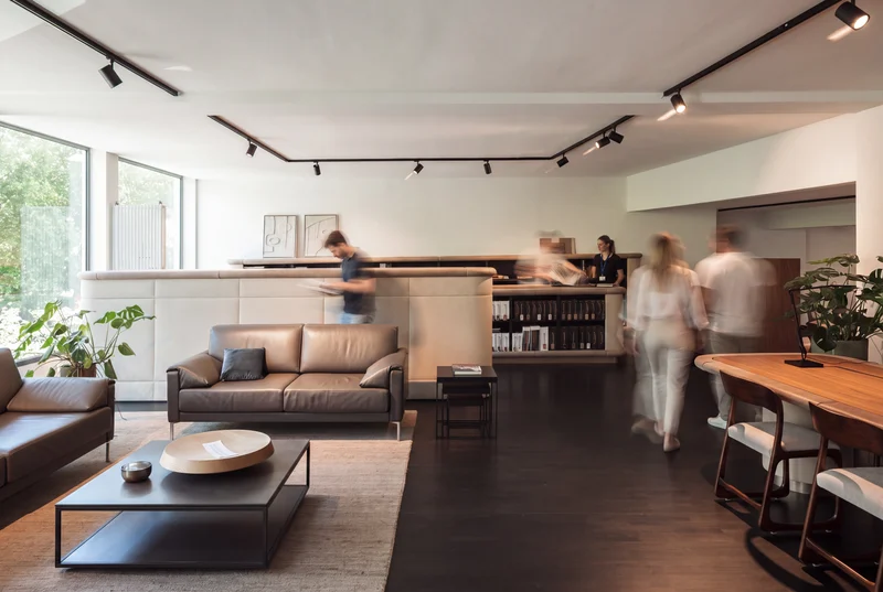 Lederen zetel op de showroomverdieping van Cammers