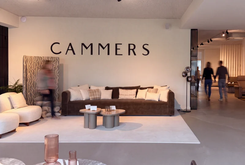 Lederen zetel opgesteld onder het Cammers-logo in de showroom