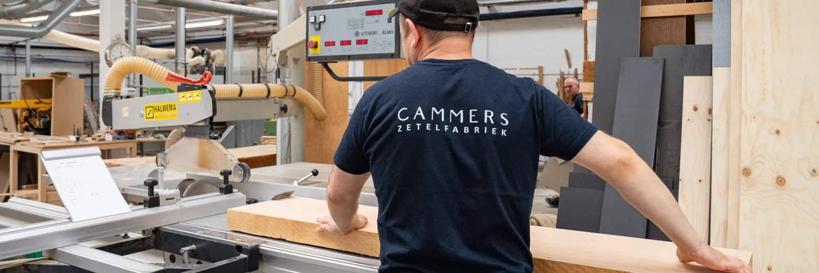 Een vakman aan het werk in het atelier van Cammers in Mechelen
