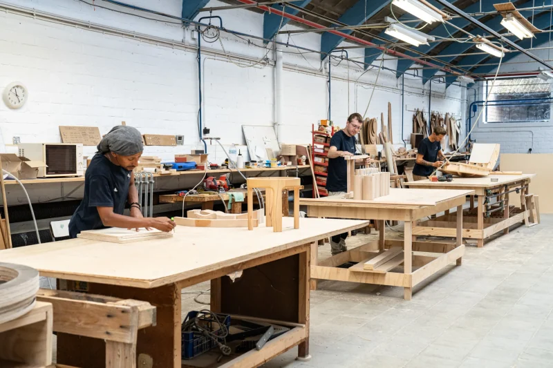 Vakmensen maken de houten karkassen in het atelier van Cammers