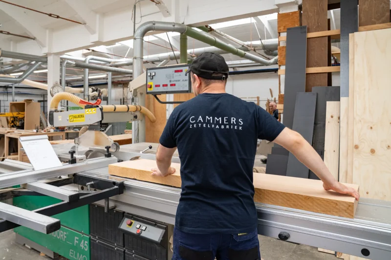 Een vakman aan het werk in het productieatelier van Cammers