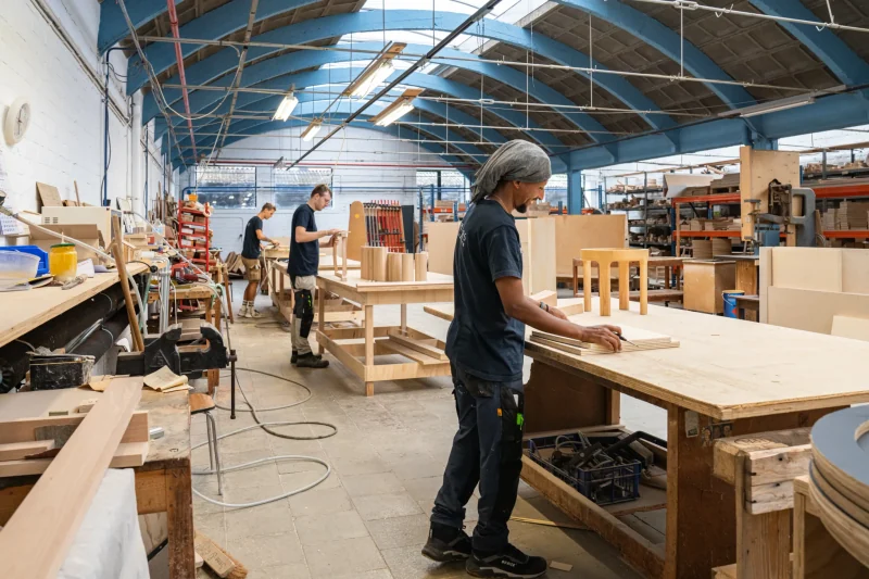 Vakmensen aan het werk in het atelier van Cammers